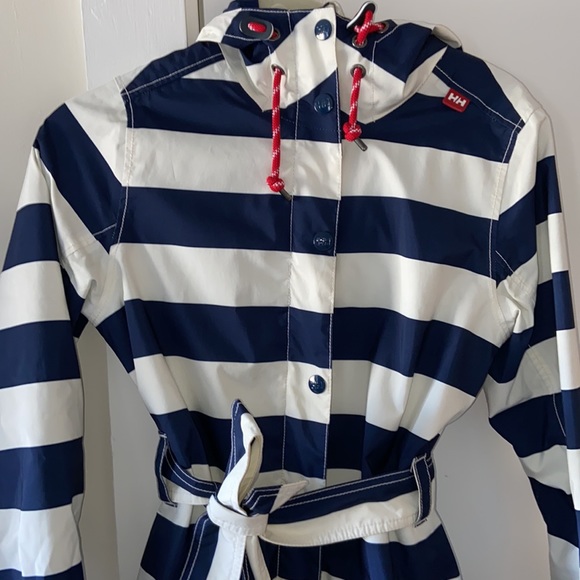 Helly Hansen women’s Lyness striped rain coat. Navy and white striped. - Picture 4 of 8